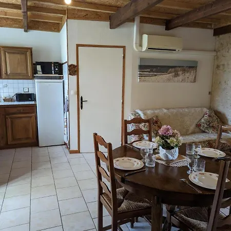 펜션 Maison Charentaise Avec Cheminee, Jardin Et Animaux Acceptes - Fr-1-653-221