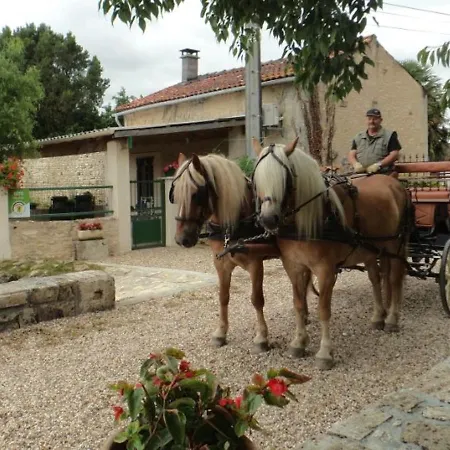 펜션 Maison Charentaise Avec Cheminee, Jardin Et Animaux Acceptes - Fr-1-653-221